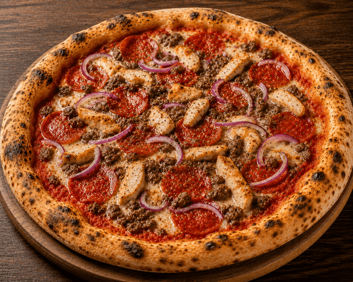 La Star Carnivore - Sauce tomate, mozzarella, pepperoni, blanc de poulet mariné, viande hachée, oignons rouges