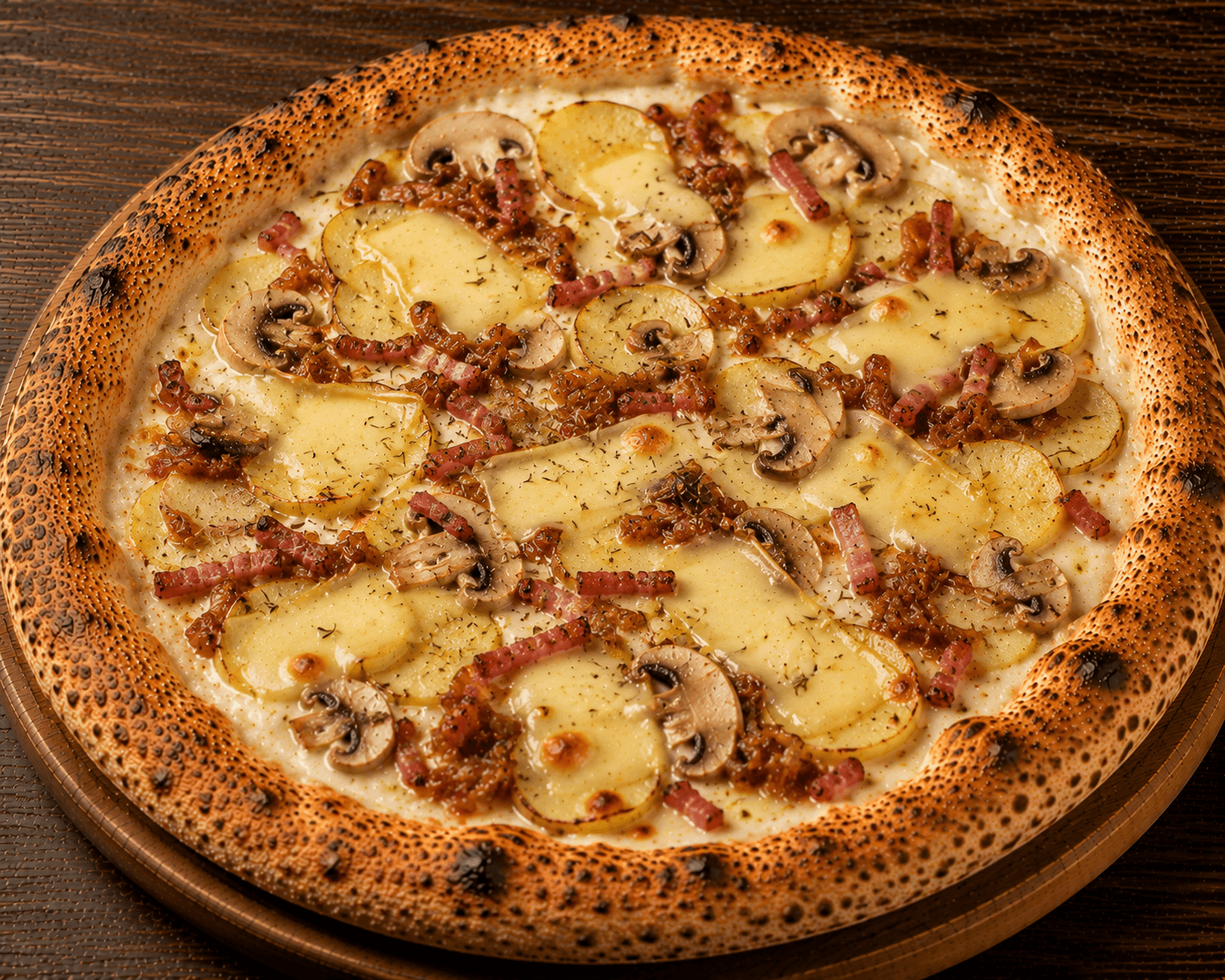 Star Spécial - Crème fraîche, mozzarella, pommes de terre, champignons marinés, oignons caramélisés, lardons fumés, raclette, thym