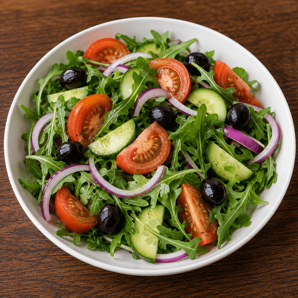 Salade mixte - Roquette, tomates, concombre, oignons rouges et olives.